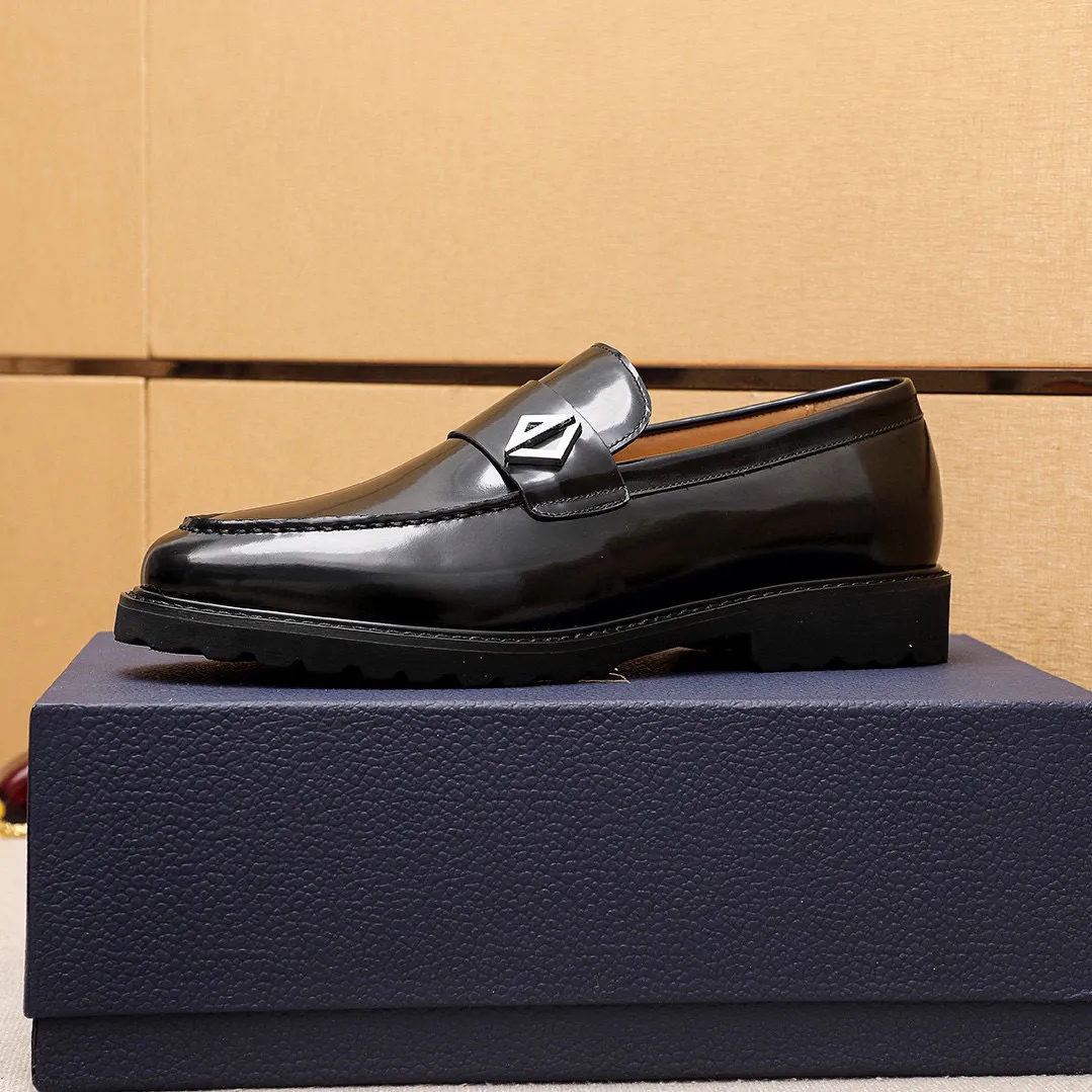 Men's shoes 💰460 💐 Product trademark: Dior "Dior" casual leather shoes Regular size: 39-44 (38.45🉑️customized) Product materials: Selected Italian imported first-layer open-edge beaded cowhide upper + classic hardware buckle, imported water-dyed cowhide lining. Strong three-dimensional visual effect, foam outsole Color: 2⃣️colors available